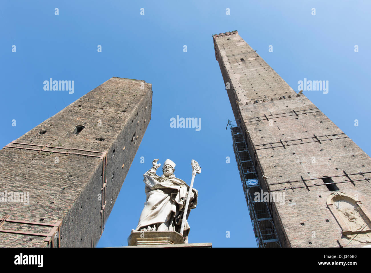 Las dos antiguas torres Garisenda y Asinelli en Bolonia Foto de stock