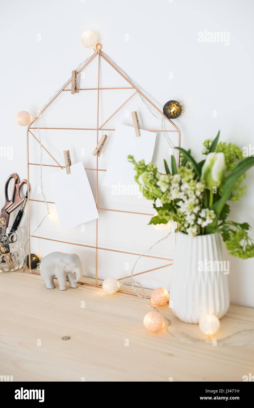 Oficina Hipster Femenino Decoracion De La Mesa Con Flores Y Humor