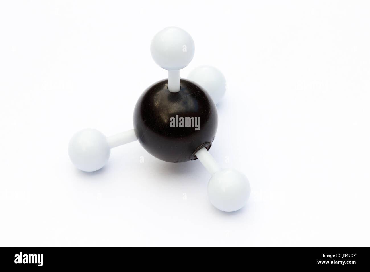 Bola de plástico-y-stick modelo de metano (CH4) sobre un fondo blanco. El metano es un combustible fósil y las emisiones de gases de efecto invernadero. Foto de stock