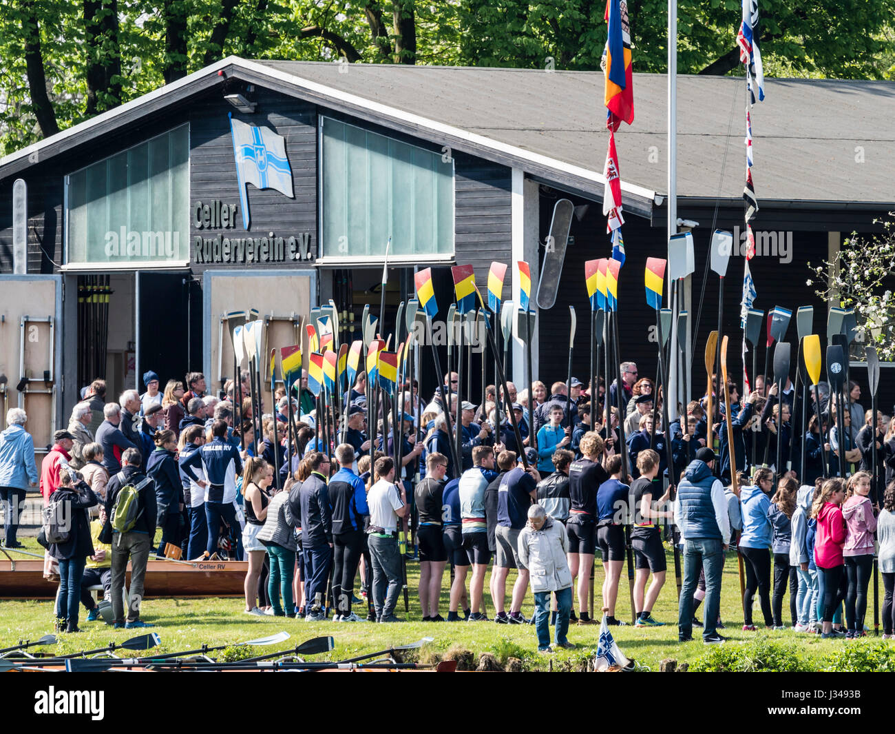 Clubes de remo celebrar el inicio de la temporada de remo, sosteniendo