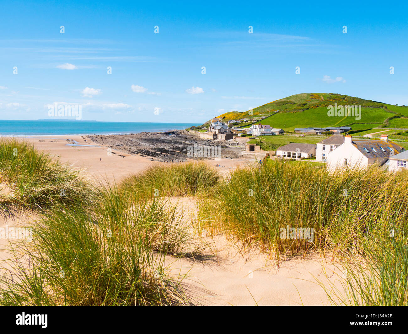 Dunas de Arena en Croyde Beach en un día soleado, con cielos azules y despejados, Devon, Inglaterra, Reino Unido. Foto de stock