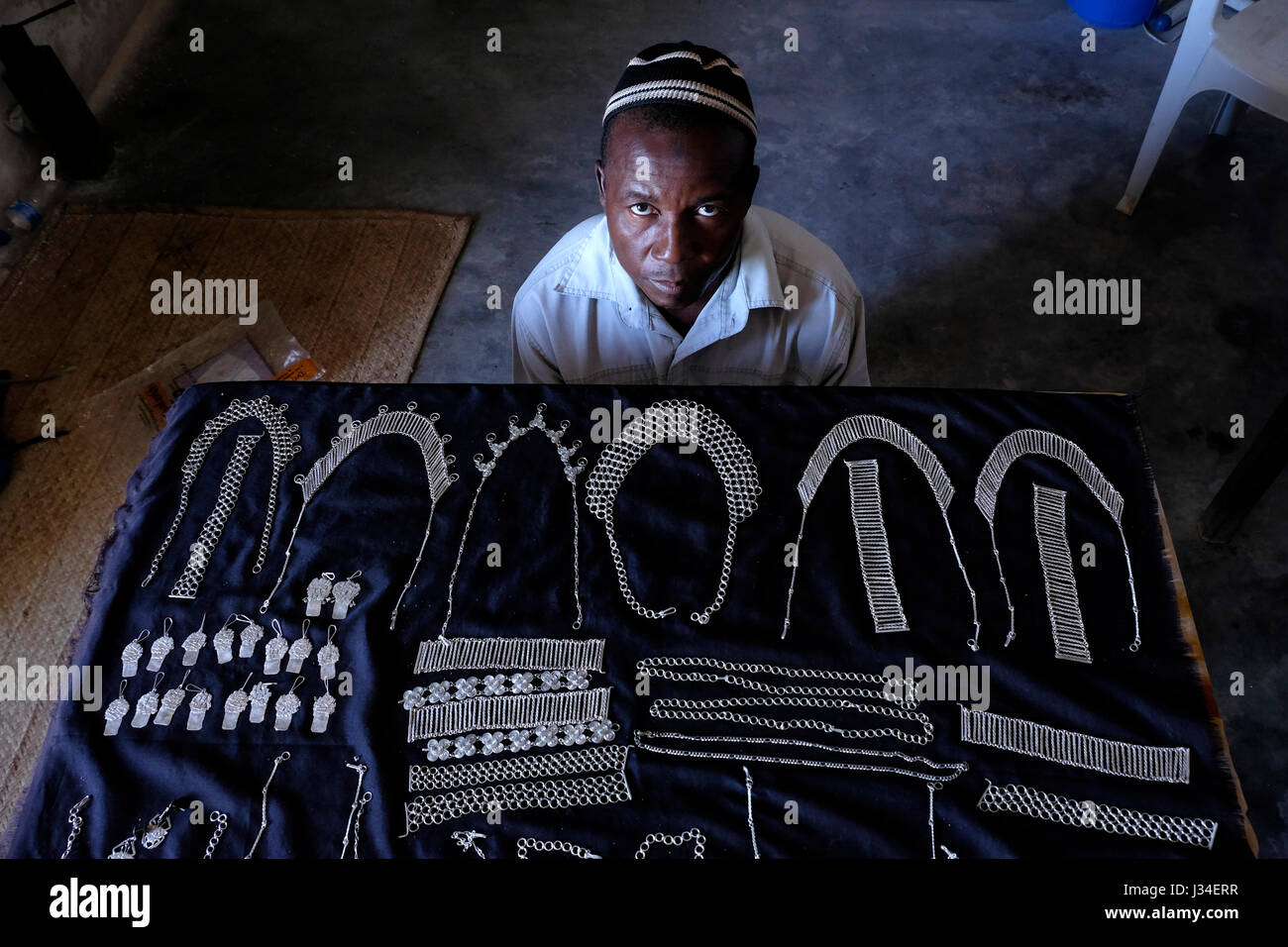 Saidi Saidi un orfebre local con joyería de plata hecha en proceso tradicional en la isla de IBO Quirimbas uno de las islas en el Océano Índico en el norte de Mozambique África Foto de stock