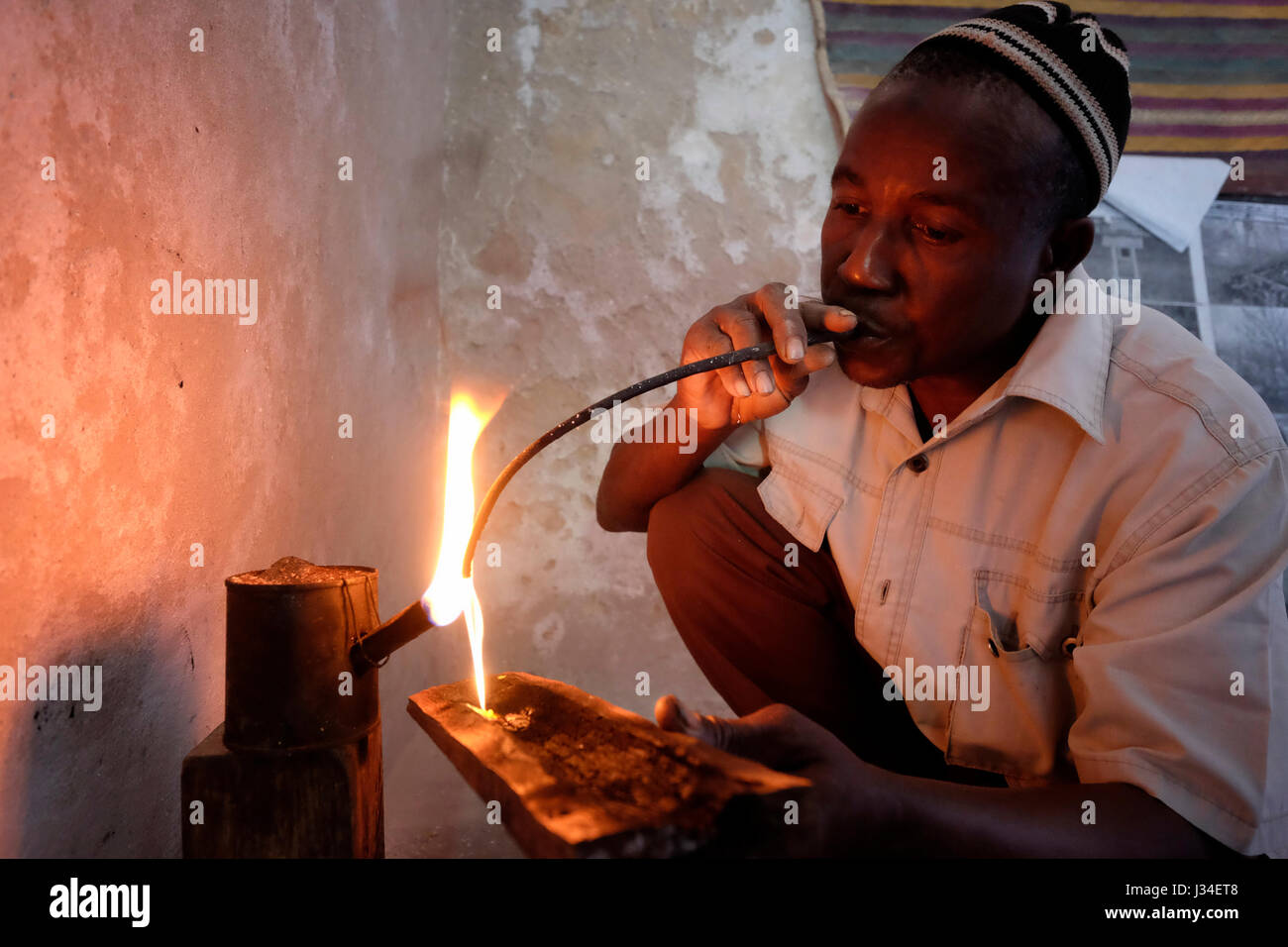 Saidi Saidi Un orfebre local que hace joyas de plata utilizando el proceso tradicional en la isla de Ibo, una de las islas en el archipiélago de Quirimbas en el Océano Índico, frente al norte de Mozambique, África Foto de stock