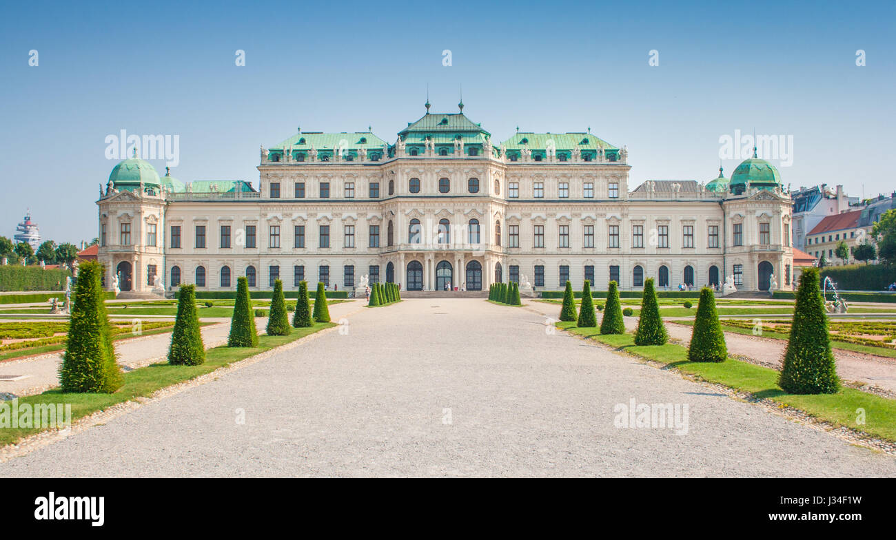 Hermosa vista del famoso Palacio Belvedere, construido por Johann Lukas von Hildebrandt como residencia de verano para el Príncipe Eugenio de Saboya, en Viena, Austria. Foto de stock