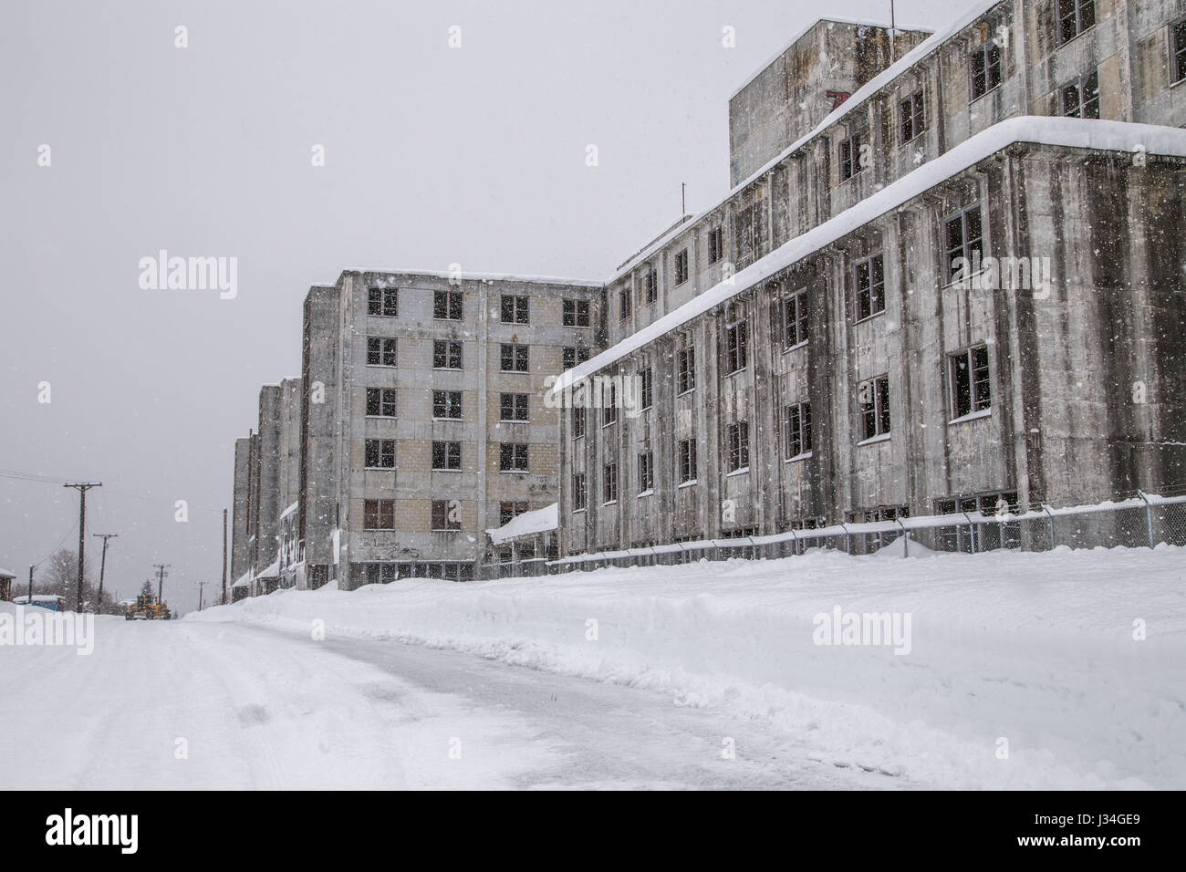 El edificio Buckner en la nieve, un edificio abandonado ex militares estadounidenses en Whittier, Alaska, EE.UU. Foto de stock