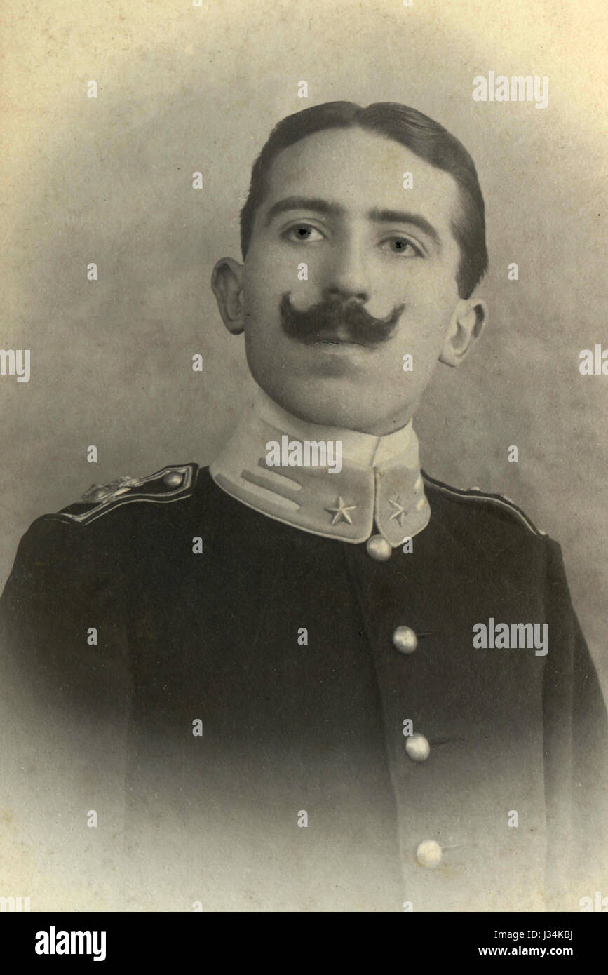 Retrato de un oficial del ejército con bigote, Italia 1911 Foto de stock