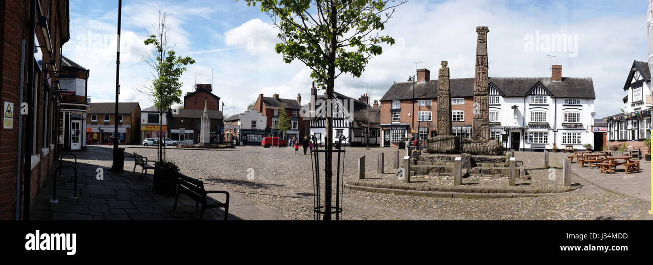 Imagen panorámica del mercado con las antiguas cruces y War Memorial en Sandbach Cheshire UK Foto de stock