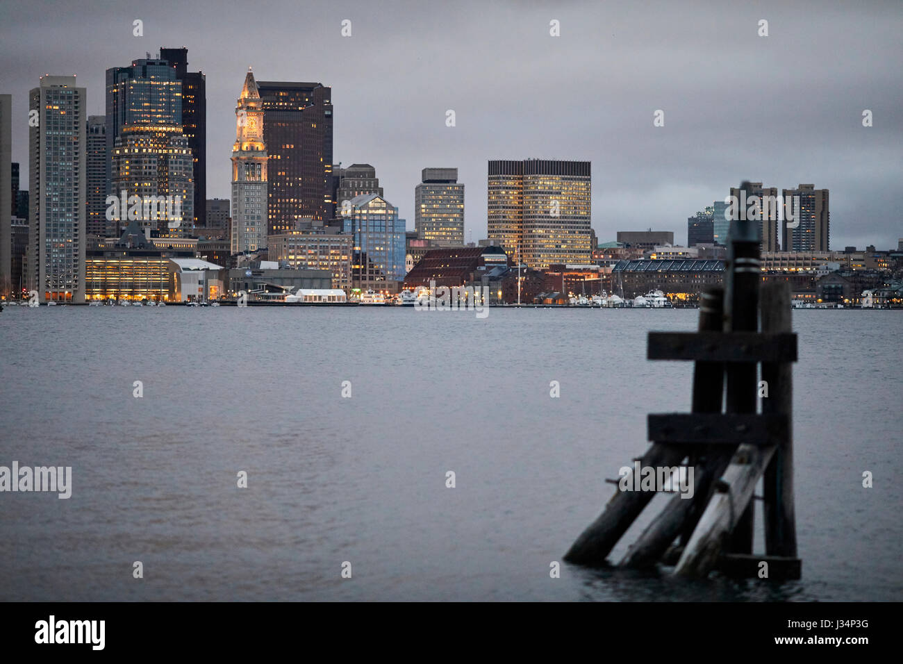 El horizonte al otro lado de la bahía de Boston, capital de Massachusetts, EE.UU., Estados Unidos Foto de stock