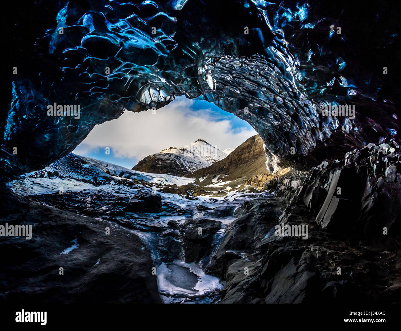 JOKULSARLON, Islandia - CIRCA MARZO 2015: la cueva de hielo cerca de la laguna glacial en el Parque Nacional de Vatnajökull Foto de stock
