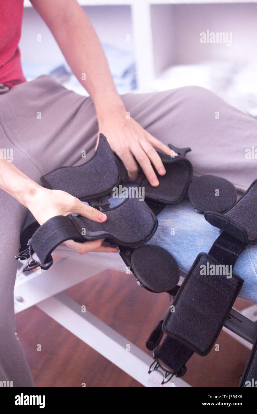 La terapia física mecical fisioterapia clínica ortopédica pierna ajustable  rodillera por lesión en la rodilla y la rehabilitación Fotografía de stock  - Alamy