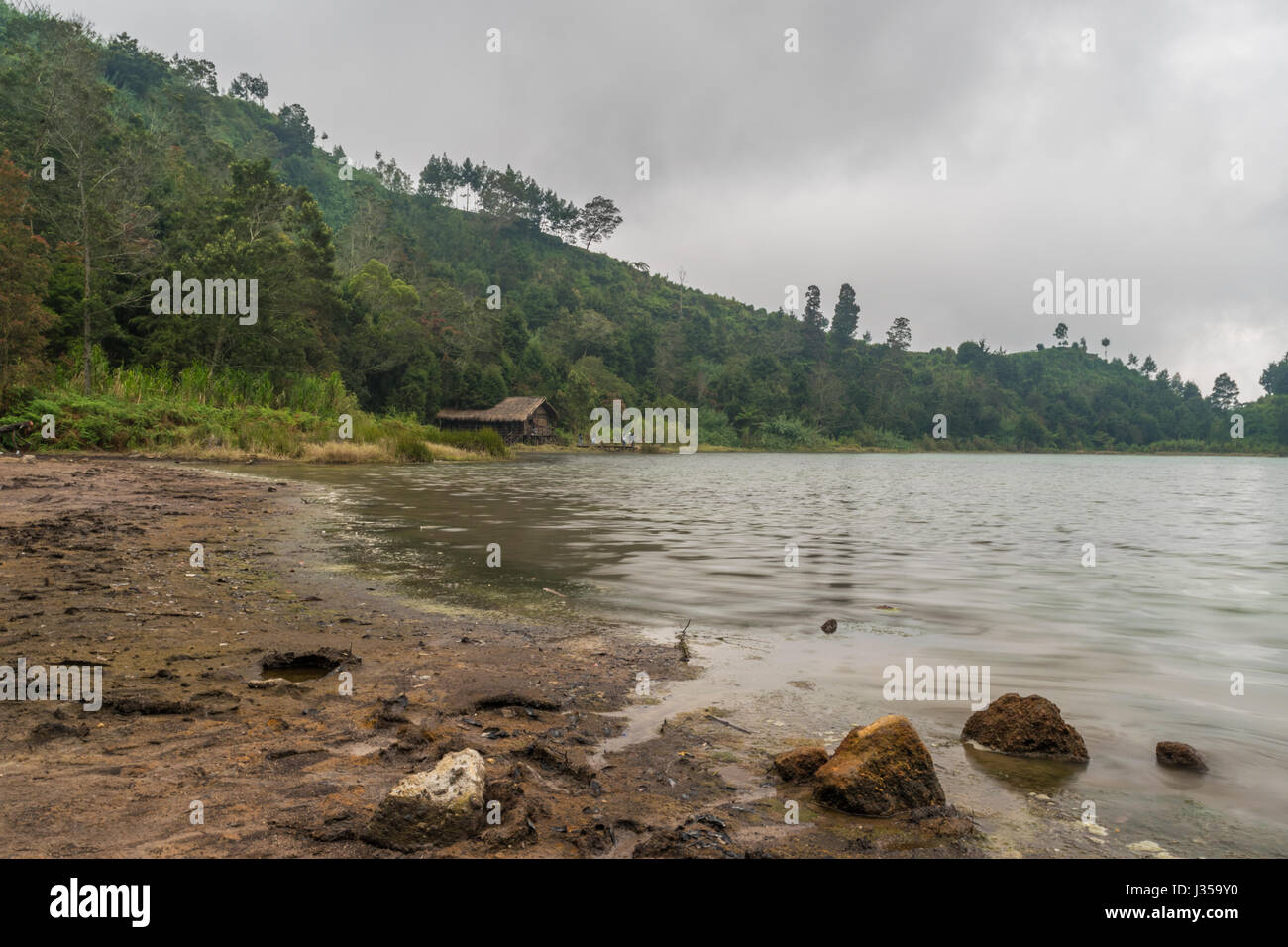 Telaga Warna en la Meseta Dieng es muy hermoso lago con sus aguas de color puede cambiar según el tiempo Foto de stock