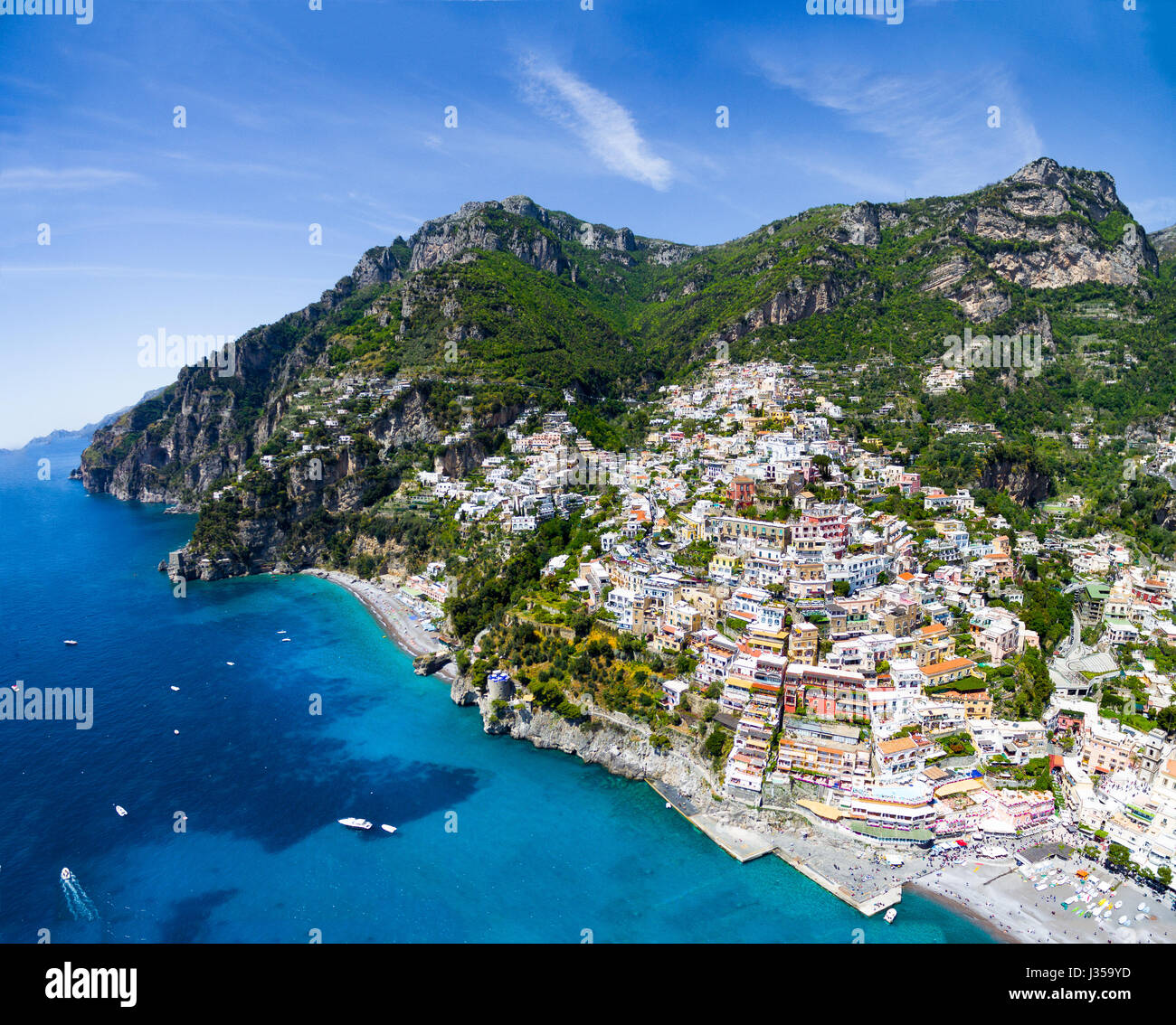 Positano, invisible vista aérea de la ciudad y la costa de Amalfi. Foto de stock