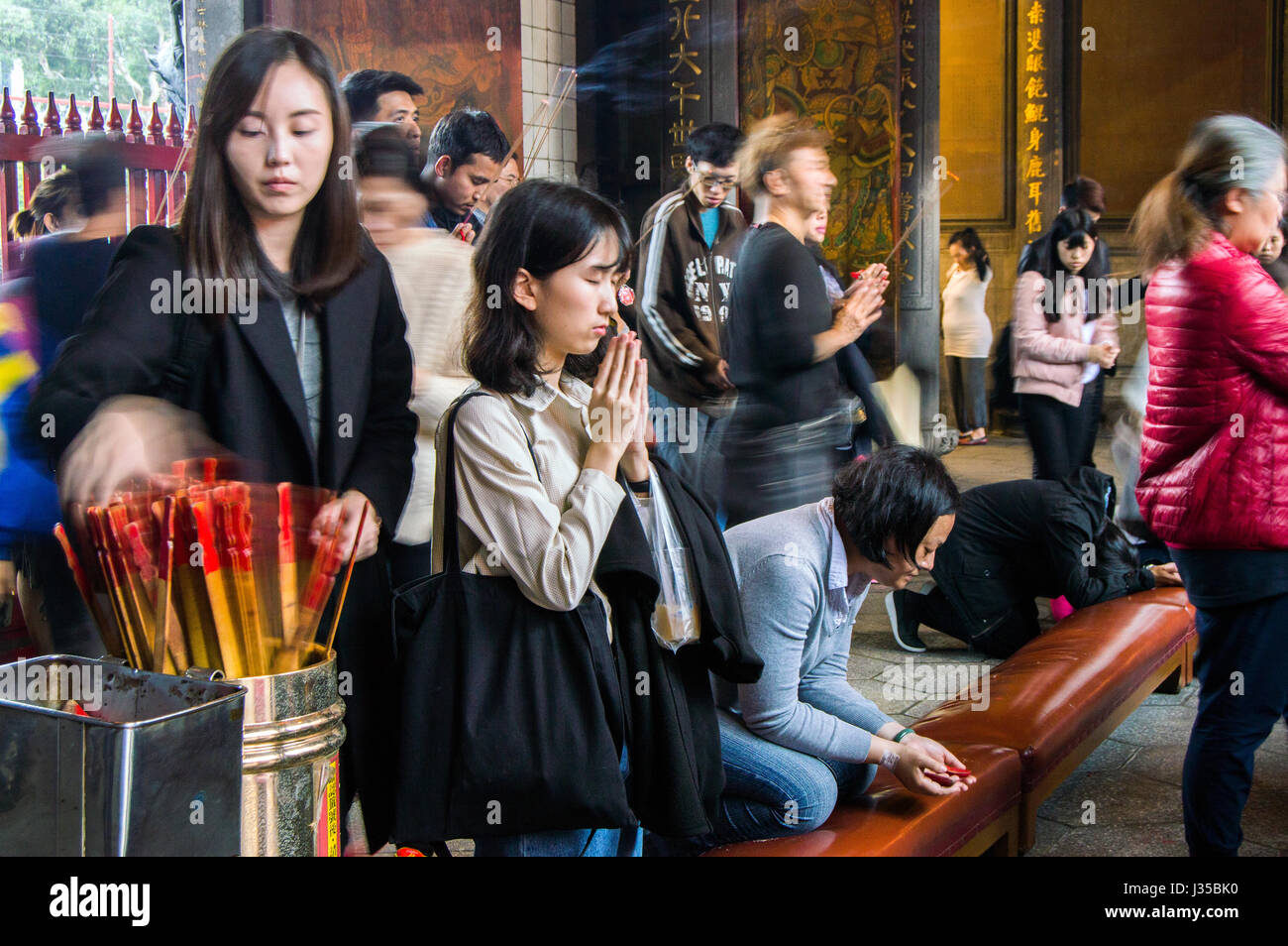 Los devotos en el Templo Longshan, Wanhua, Taipei, Taiwán. Foto de stock