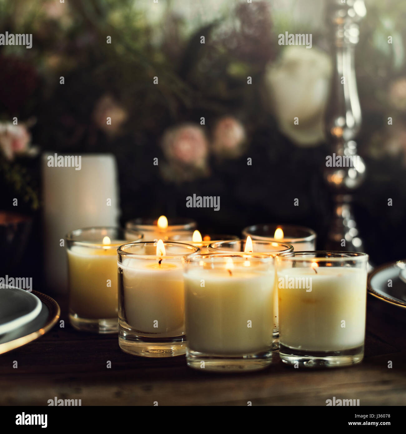 Las velas iluminan en la mesa para cenar en el restaurante de recepción  Fotografía de stock - Alamy