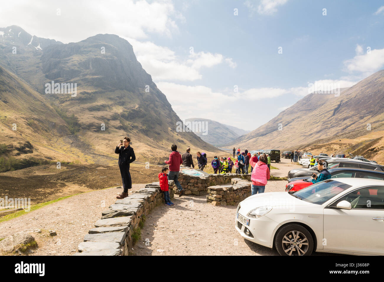 Glencoe, Escocia - turistas en las tres hermanas viewpoint, Highlands escocesas Foto de stock