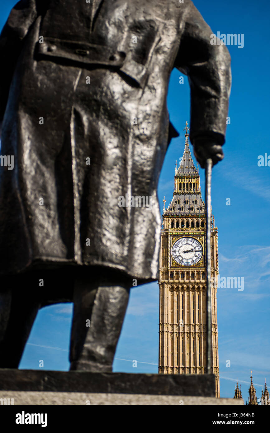 Big Ben, torre Elizabeth tomada de los Jardines de la Plaza del Parlamento junto a la estatua de Churchill. Foto de stock