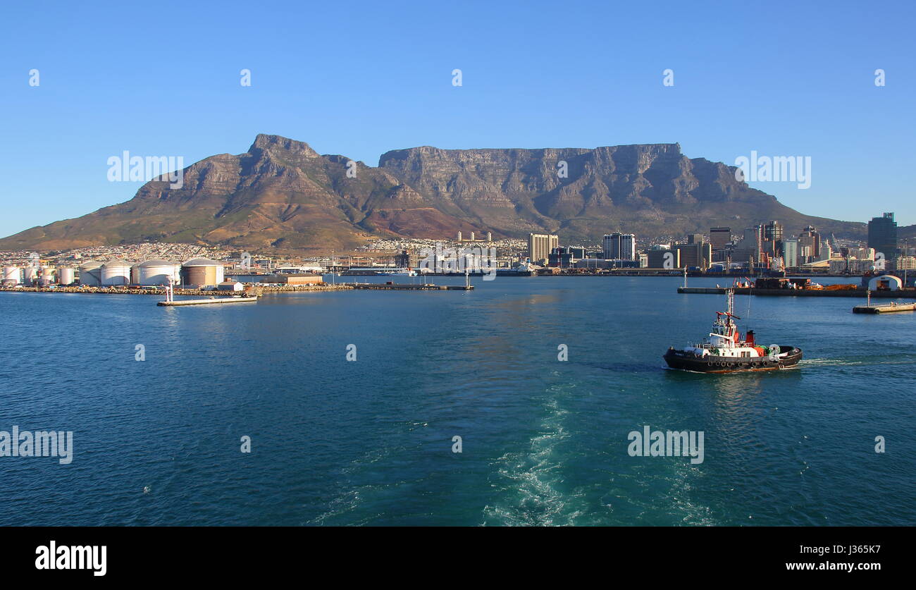 Table Bay Harbour con el telón de fondo de la Table Mountain en Ciudad del Cabo, en el Cabo Occidental de Sudáfrica Foto de stock