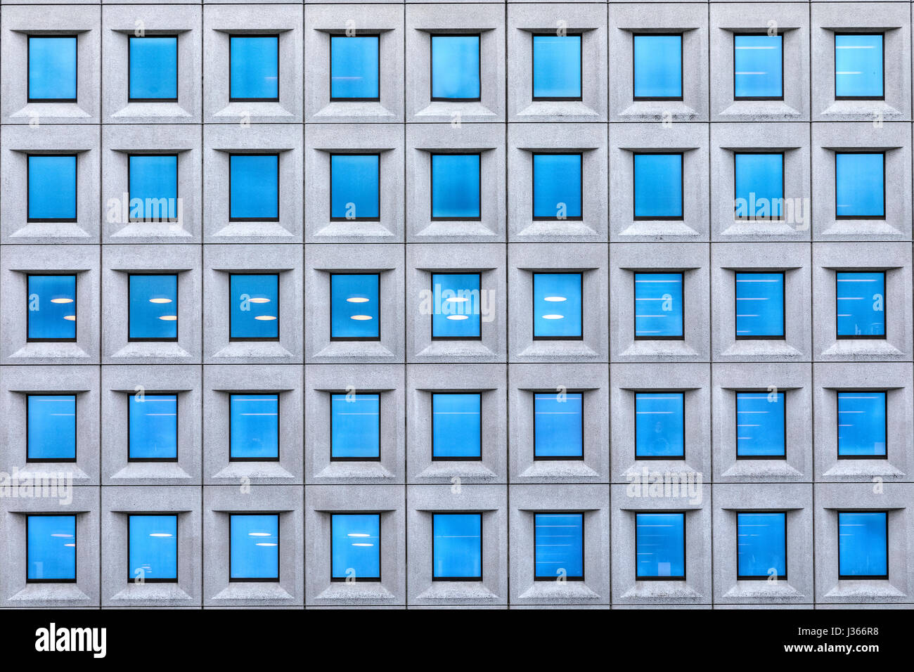Una casa con ventanas azules Foto de stock