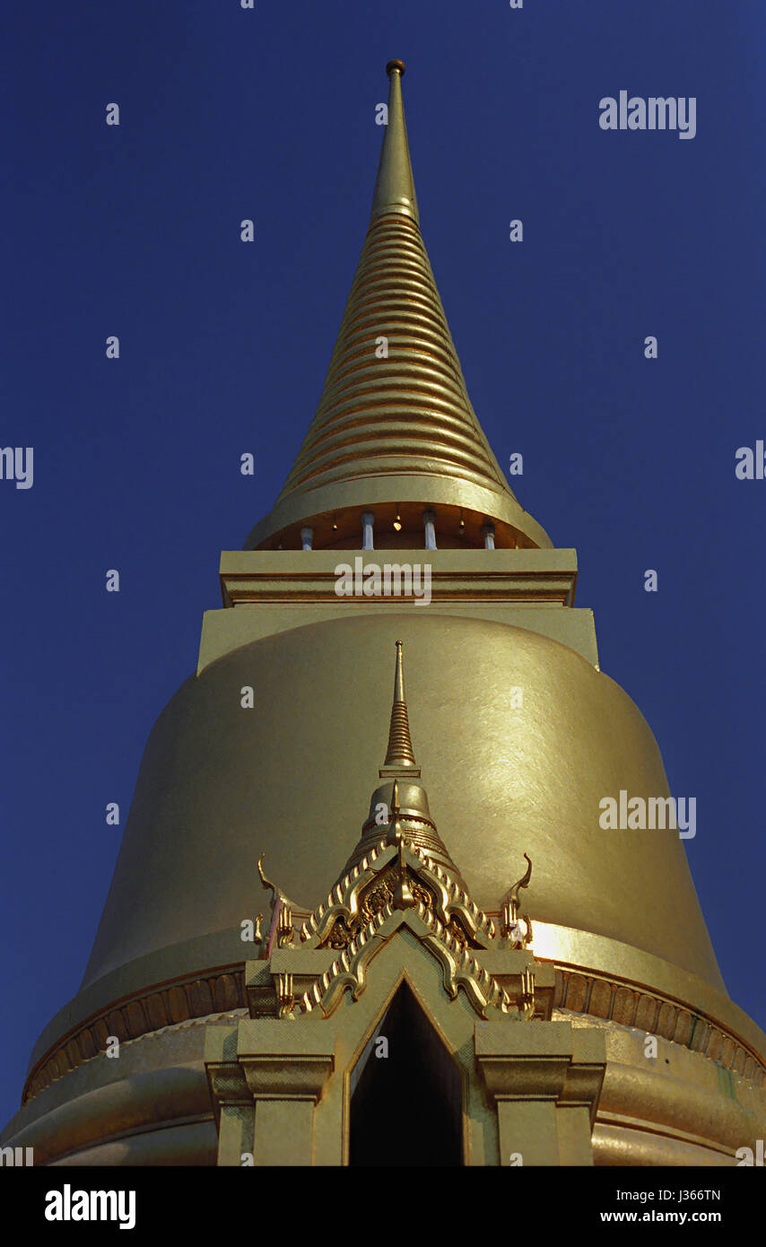 Phra Si Ratana Chedi, el Grand Palace, Bangkok, Tailandia Foto de stock