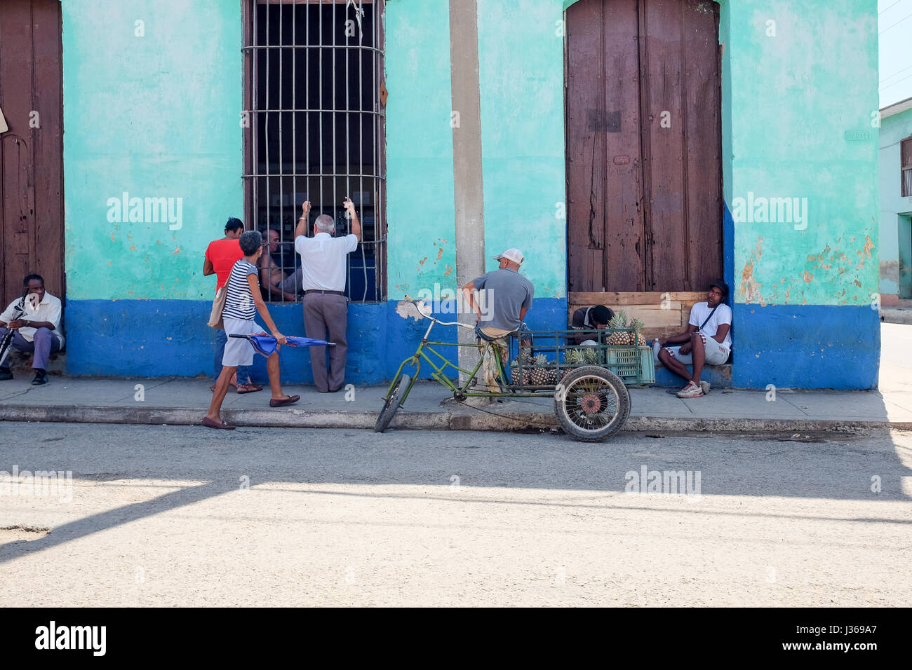 La vida de la calle local en Trinidad, Sancti Spíritus, Cuba. Los cubanos local reunir después del trabajo. Foto de stock
