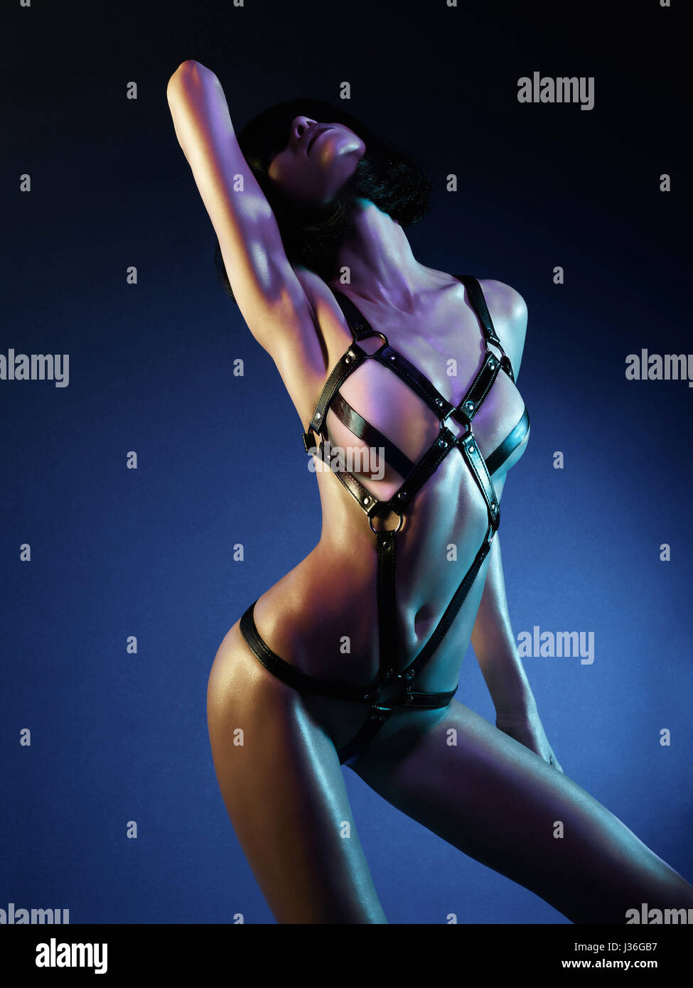 Sexy mujer joven en fetiche erótico striptease bailando en la discoteca de  desgaste. Hermoso cuerpo desnudo de la sensualidad elegante dama Fotografía  de stock - Alamy