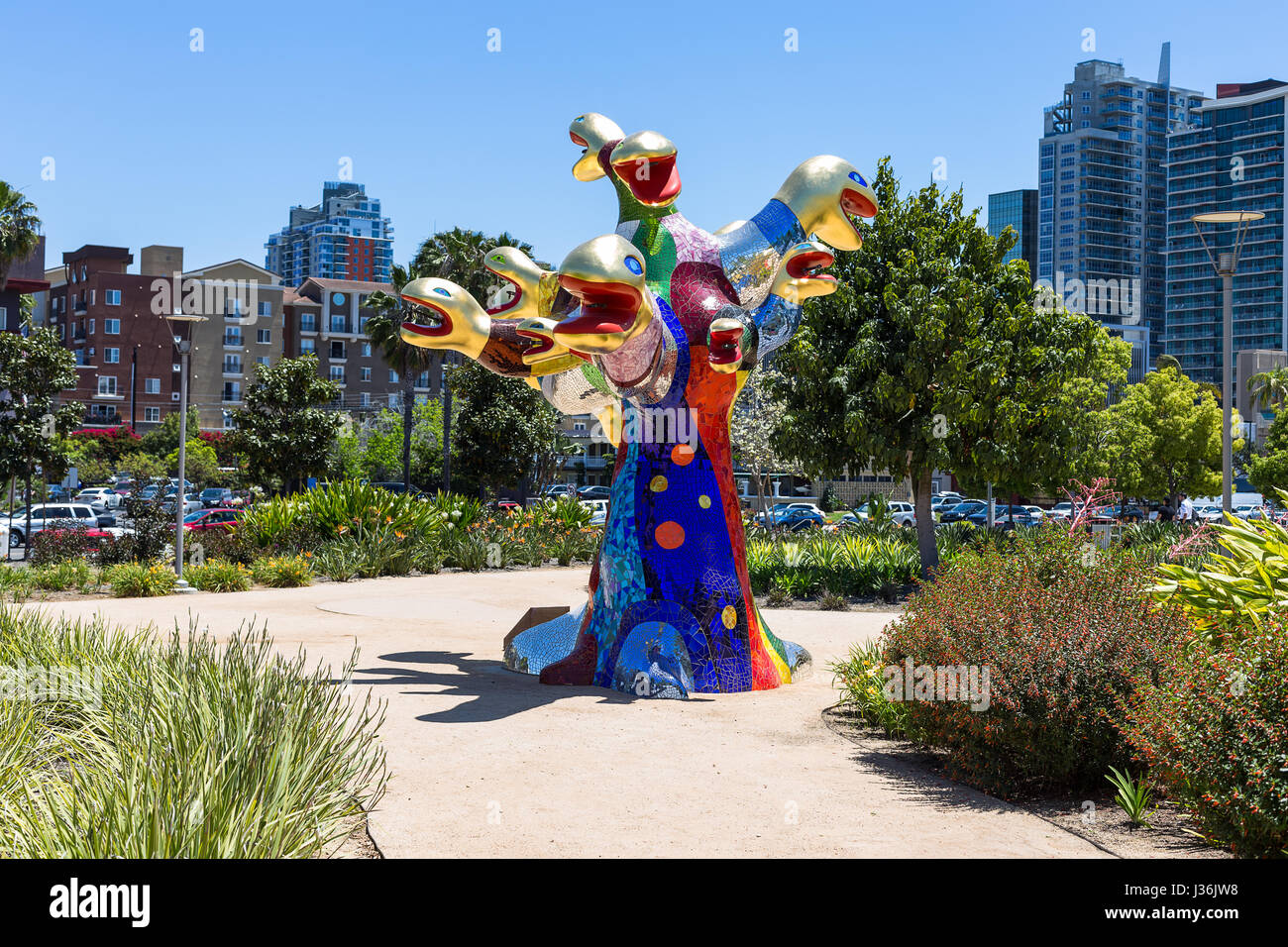 Árbol "Serpiente" por Niki de Saint Phalle en el Waterfront Park en el centro de San Diego, California Foto de stock