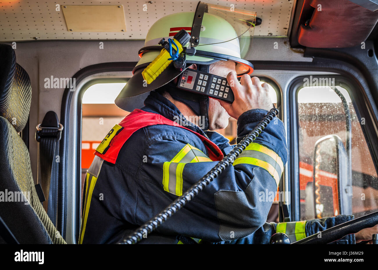 Bombero en acción y utiliza una radio - HDR Foto de stock