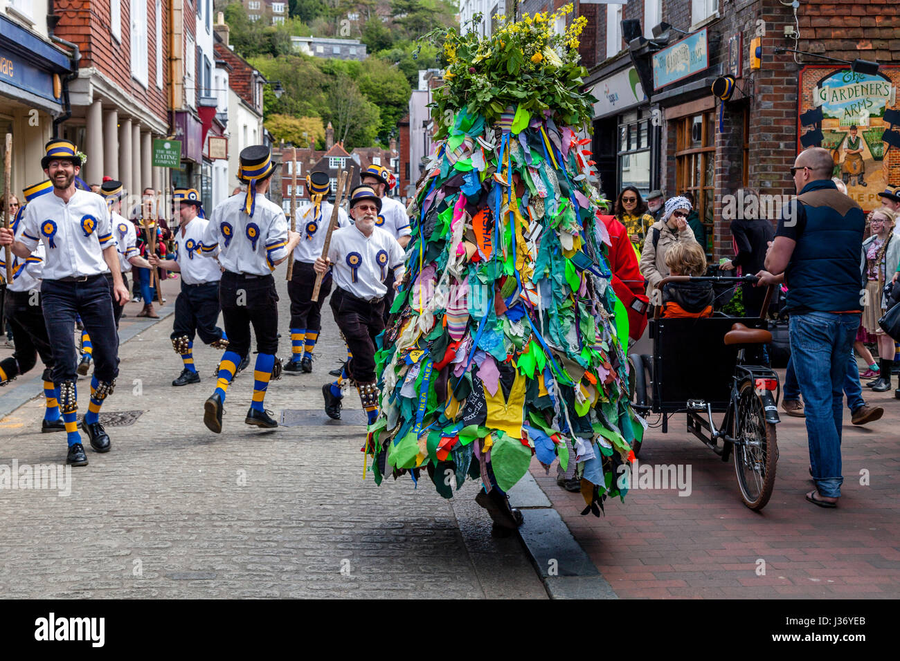 Morris tradicionales bailarines Bailando en la calle alta, Lewes, Sussex, Reino Unido Foto de stock