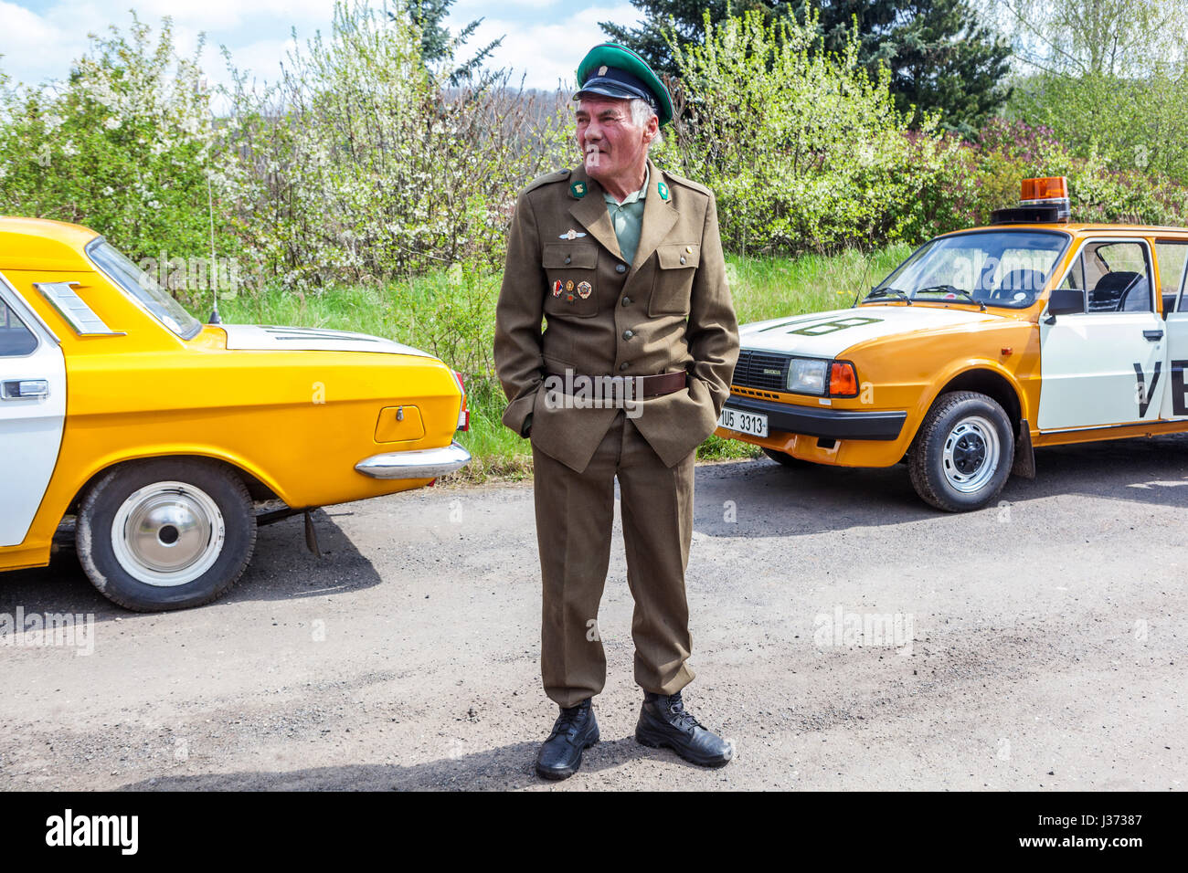 Persona en uniforme de los guardias fronterizos y los vehículos en el color de Checoslovaquia, la Policía de Seguridad Pública (en checo: Seguridad Pública (VB) durante el celebrati Foto de stock