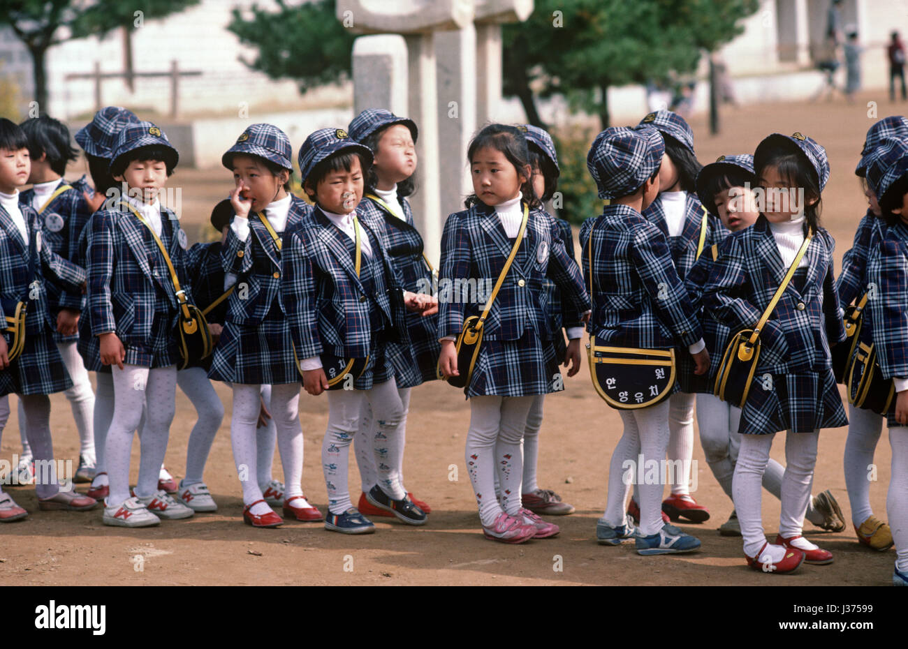 Los niños de la escuela en idénticos uniformes escolares visitando el complejo del Templo Bulguksa, Jefe de la orden Jogye Budismo Coreano, Corea del Sur, Asia Fotografía de stock -