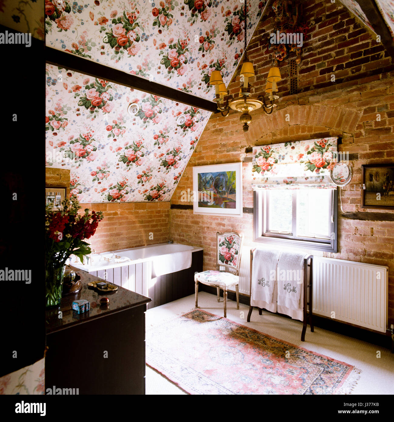 Cuarto de baño con estampados florales en el techo. Foto de stock