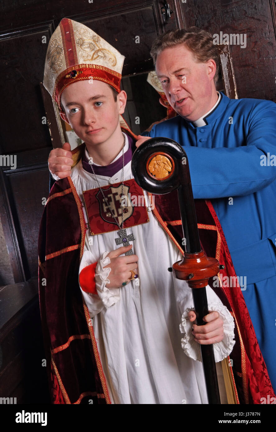 El joven obispo de Hereford Cathedral patrick dunachie con canon chanceller christopher pullin (bata azul) Foto de stock