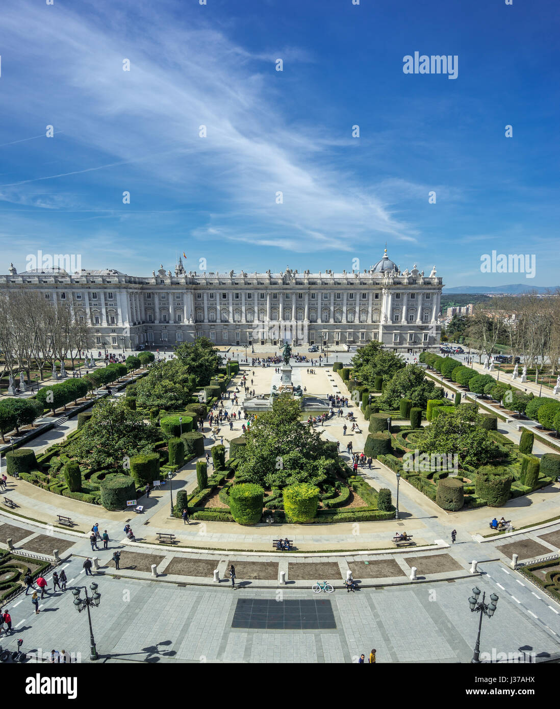 Los turistas se reúnen alrededor de Palacio Real, la Plaza de Oriente y