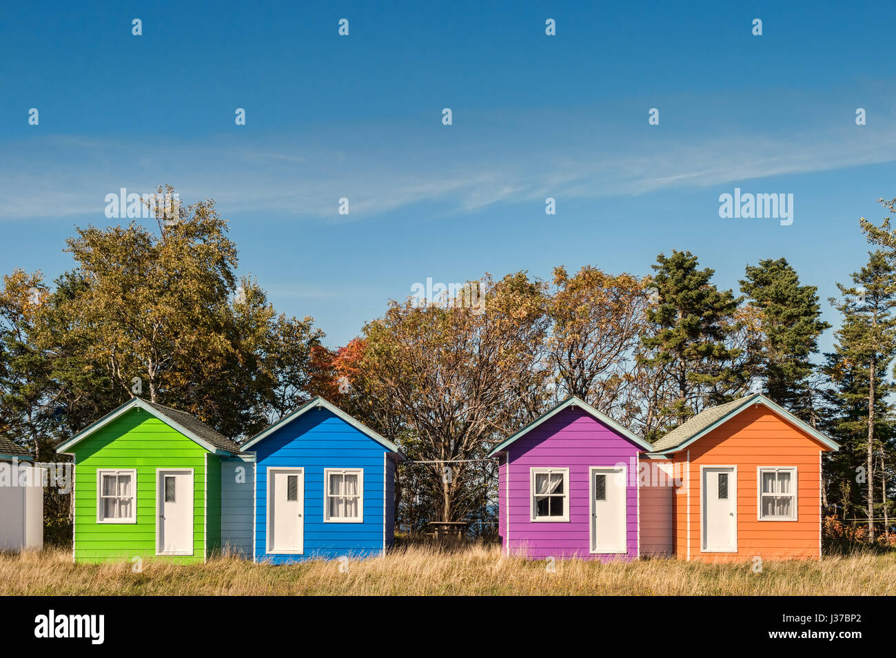 4 pequeñas casas de colores (verde, azul, violeta y naranja Fotografía de  stock - Alamy