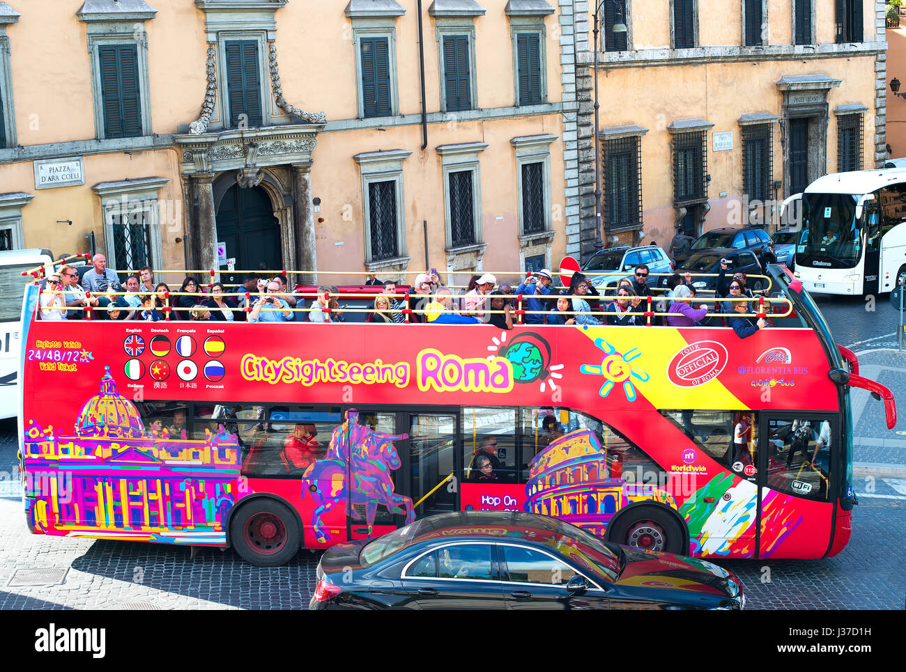 Roma, Italia - 02 de noviembre 2016: autobús turístico con pasajeros en una vieja calle en Roma, Italia Foto de stock