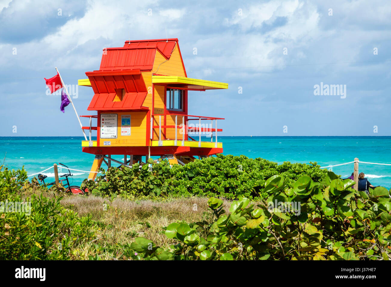Miami Beach Florida, Océano Atlántico, agua, playa, dunas, socorrista torre estación, rescate del océano, banderas de advertencia, rojo, púrpura, ventoso, corrientes de alta surf,FL170326031 Foto de stock