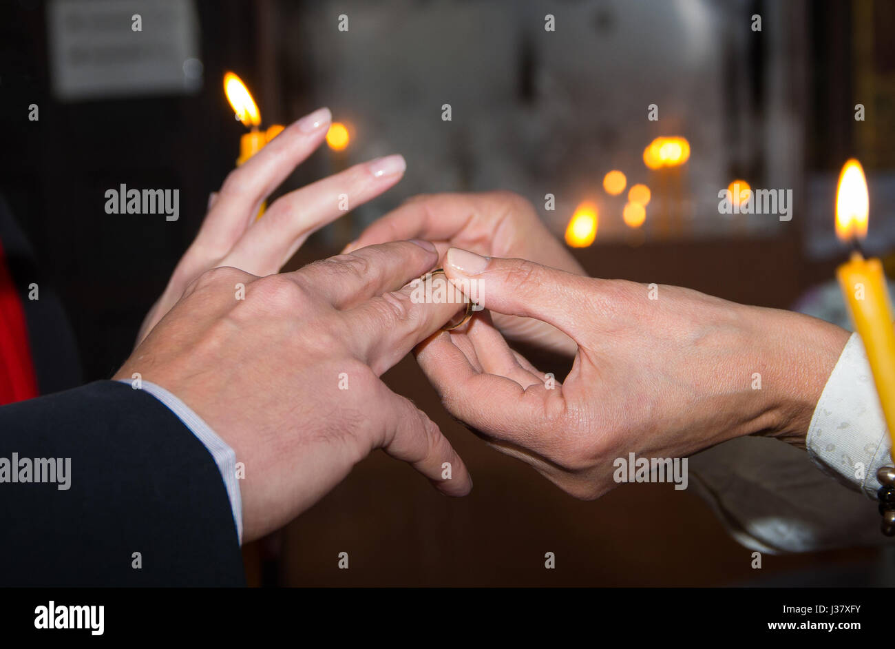 Ritual de la colocación de los anillos de boda en una iglesia cristiana  Fotografía de stock - Alamy