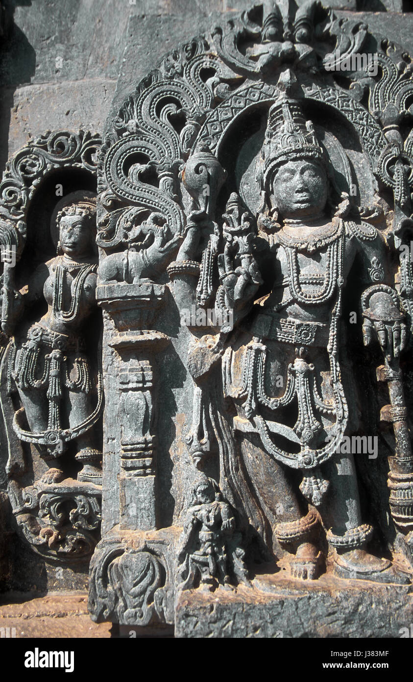 Las esculturas y relieves en las paredes exteriores del Templo de Chennakesava Belur en el estado de Karnataka, India, construido por un rey Hoysala comenzando en 1117 AD. Foto de stock