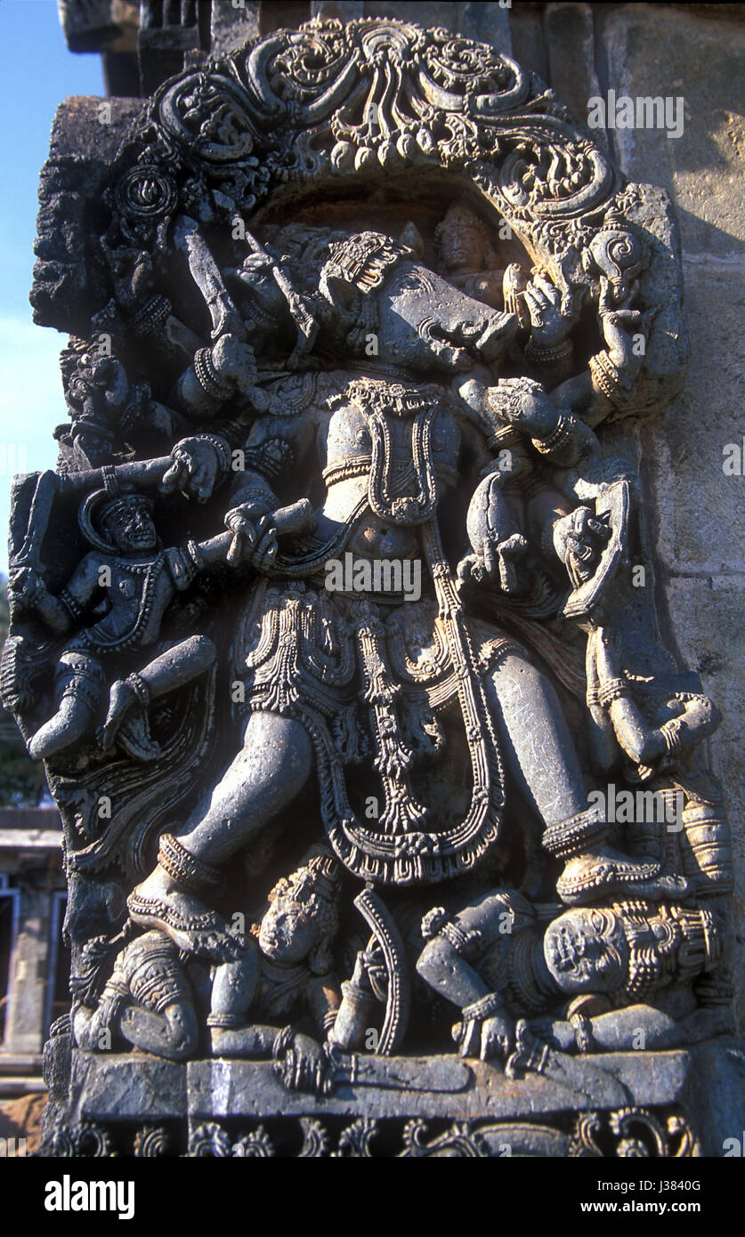Las esculturas y relieves en las paredes exteriores del Templo de Chennakesava Belur en el estado de Karnataka, India, construido por un rey Hoysala comenzando en 1117 AD. Foto de stock