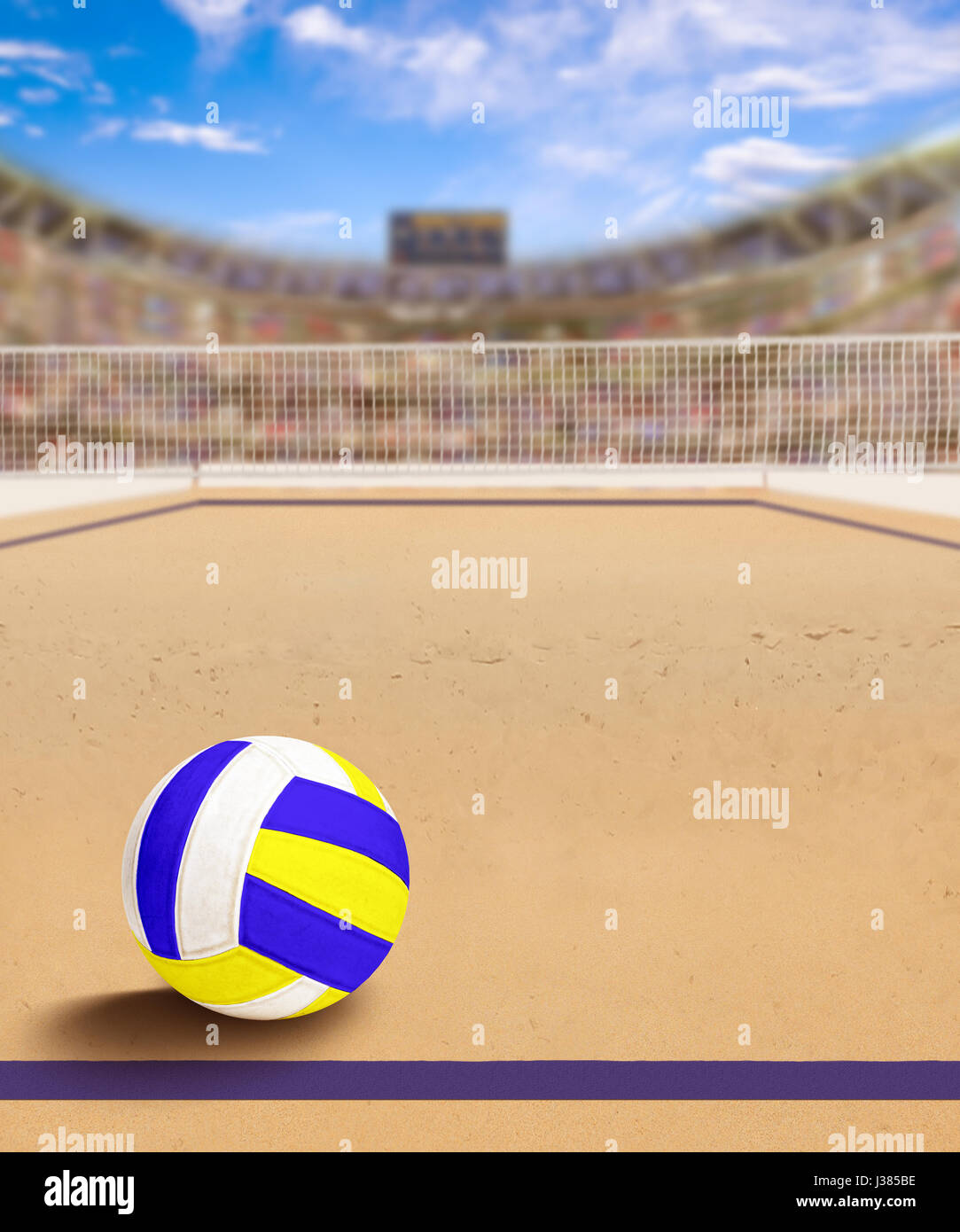 Arena de voleibol de playa al aire libre lleno de aficionados en las gradas con la bola en la arena. Atención deliberada en la rótula y profundidad de campo sobre antecedentes y cop Foto de stock
