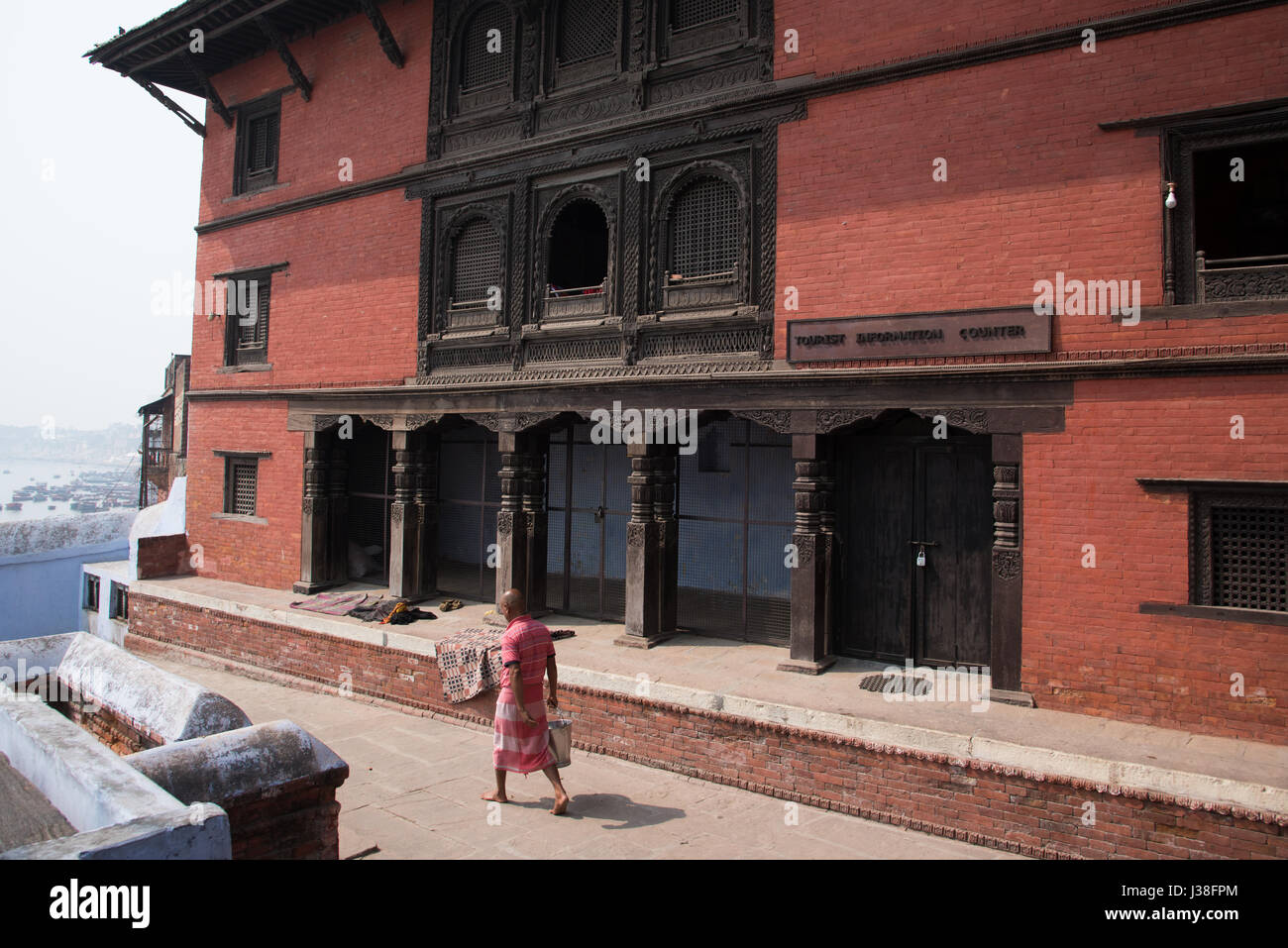 Hombre delante de Kathwala Templo en Varanasi, India Foto de stock