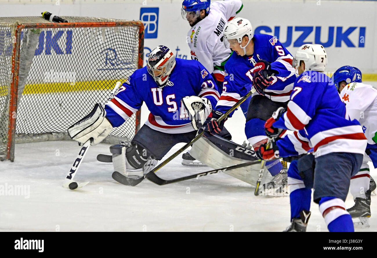 Milán, Italia, 02 de mayo de 2017: ice hockey amistoso Italia vs Estados Unidos. Foto de stock