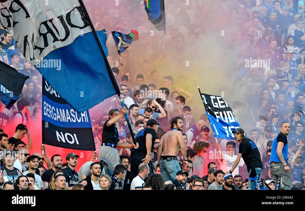 Los aficionados al fútbol de Atalanta animan en el estadio, en Bérgamo, Italia. Foto de stock