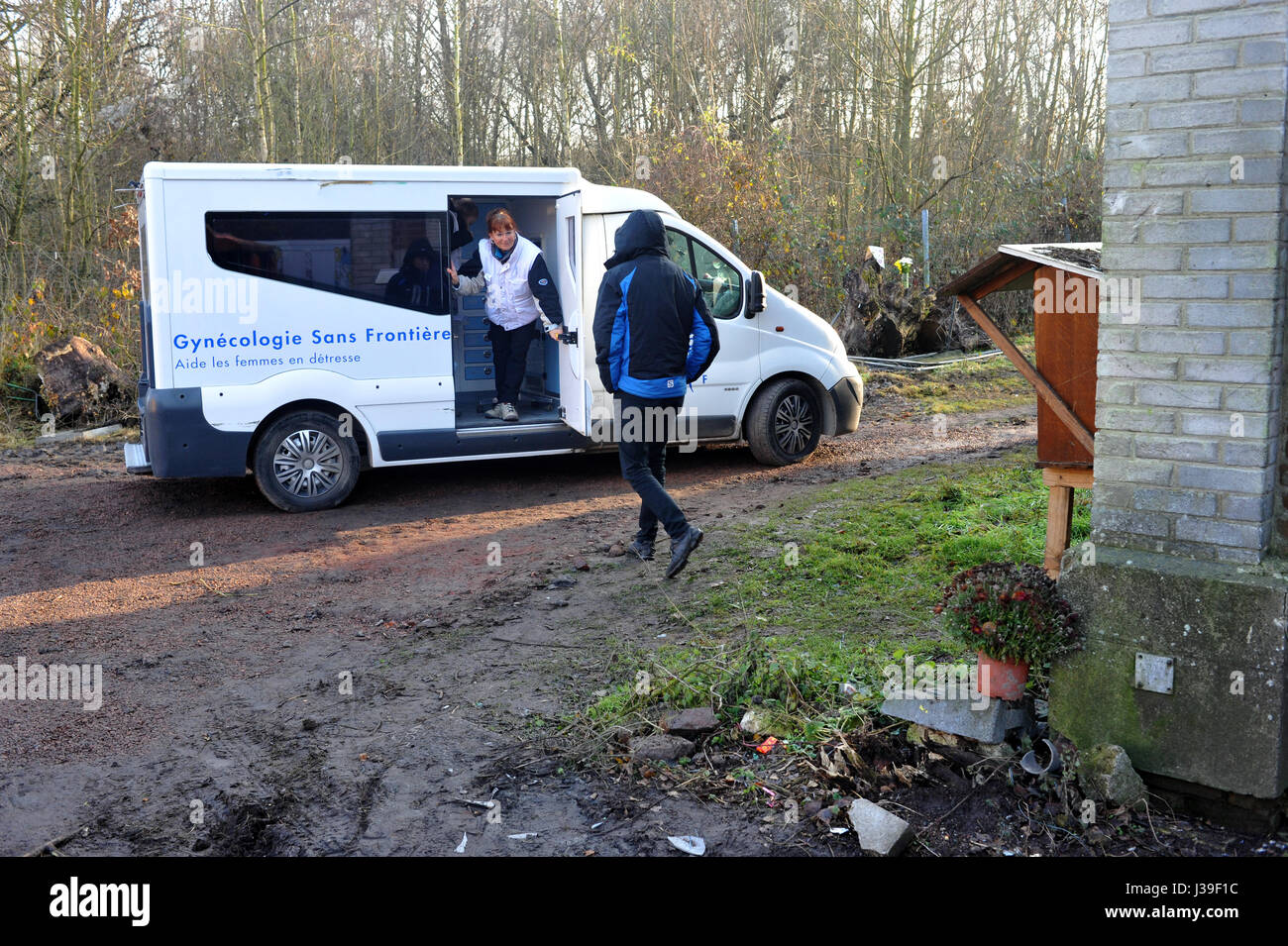 Reportaje sobre los voluntarios con los franceses de caridad sin fronteras, los ginecólogos que trabajan en los campamentos de refugiados cerca de Calais, en el norte de Francia. Foto de stock