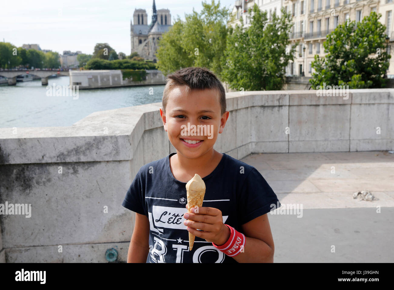 10-año-viejo muchacho sosteniendo un helado en París. Foto de stock
