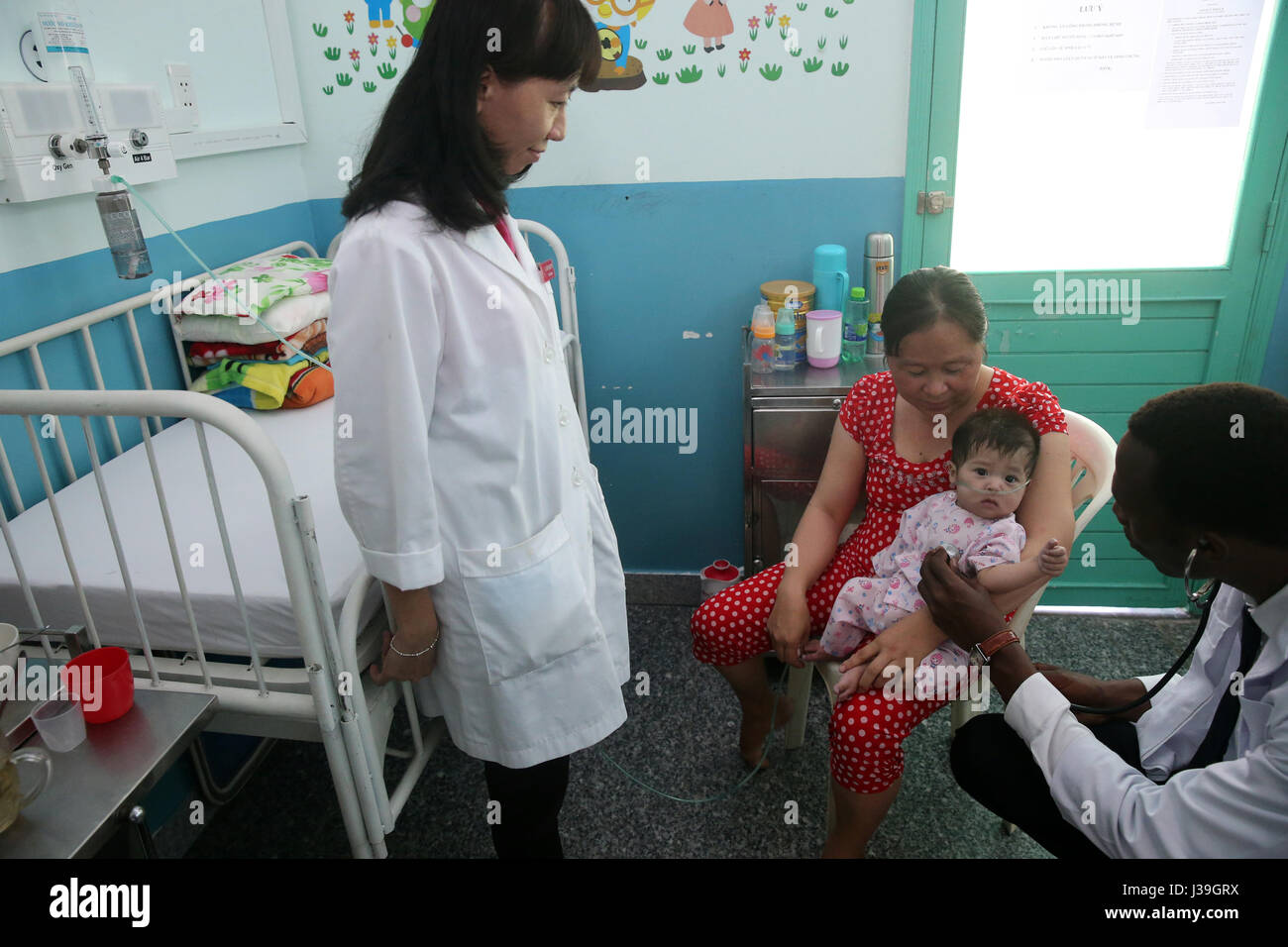 El Instituto del Corazón ofrecen cuidado de alta calidad a los vietnamitas a pacientes que sufren de enfermedades del corazón. Equipo médico senegalés entrenados para practicar la cirugía cardiaca. Foto de stock
