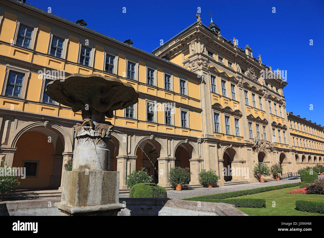 Deutschland, Unterfranken, in der Altstadt von Wuerzburg, des Juliussspitals Innenhof im Foto de stock