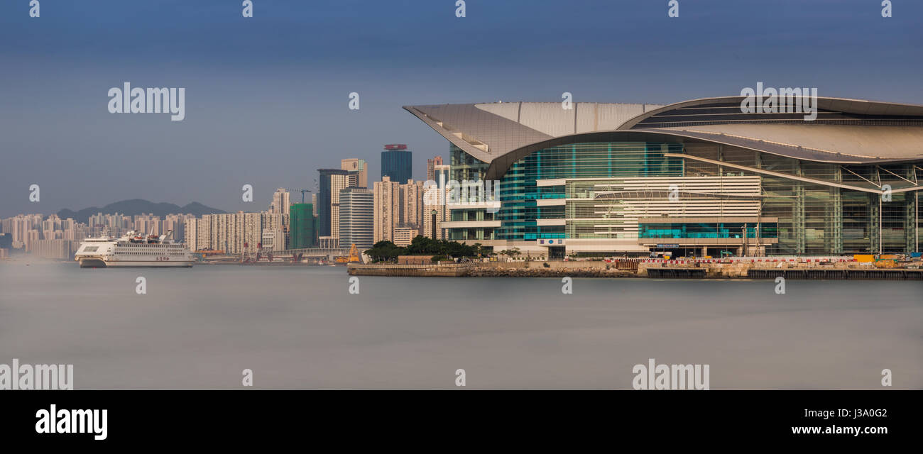 Centro de Convenciones de Hong Kong, al puerto de Victoria Foto de stock
