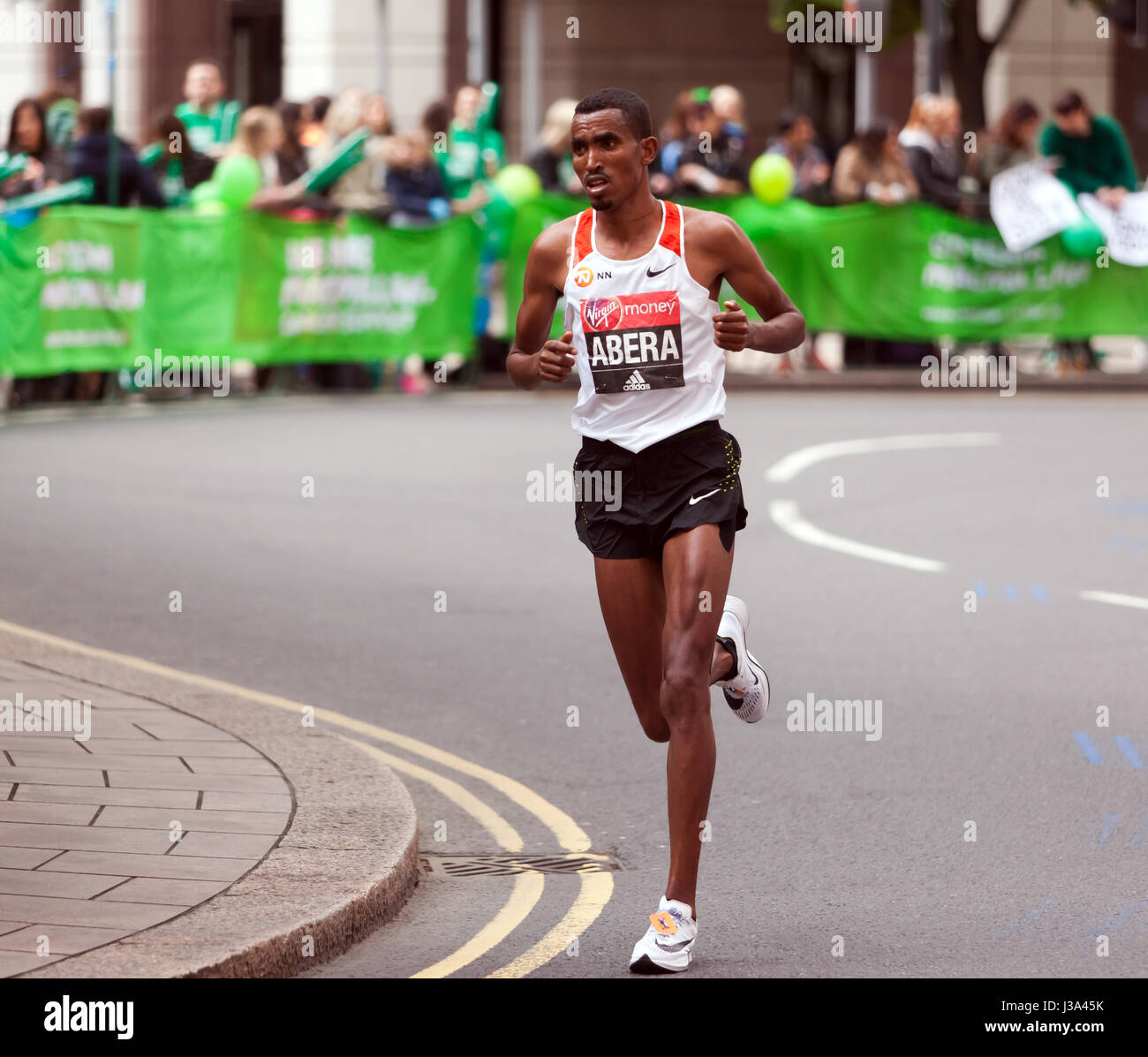 Tesfaye Abera compitiendo por Ethiiopia, en la Maratón de Londres de 2017. Terminó el día 17 en un tiempo de 02:16:09 Foto de stock