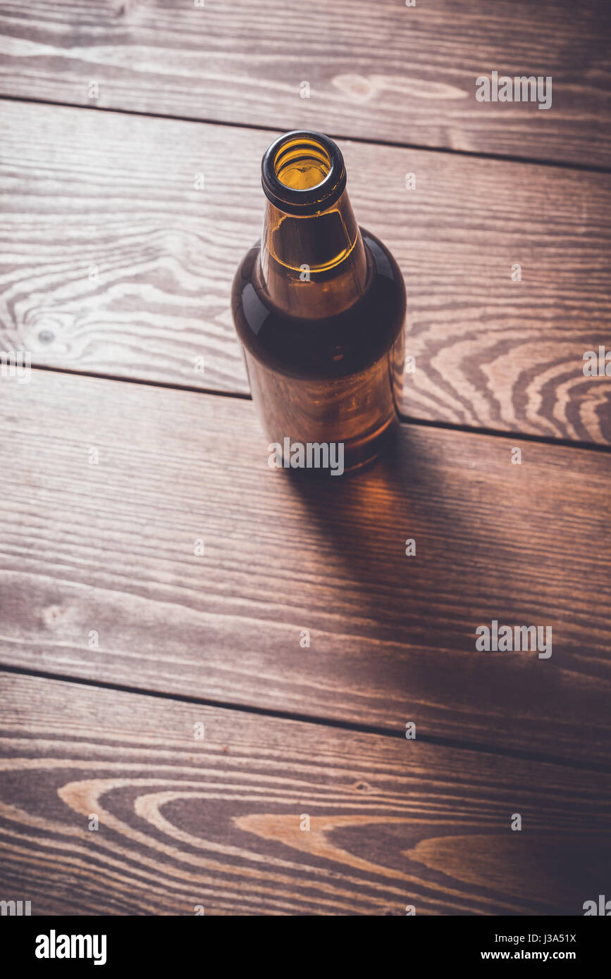 Fotografía cenital de botella de cerveza sobre la mesa de madera Fotografía  de stock - Alamy